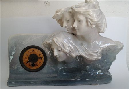 Orologio da tavolo Liberty in porcellana con teste femminili cm.34x10x27