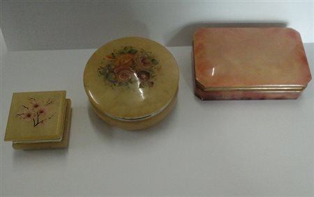 Tre cofanetti in alabastro di varie misure