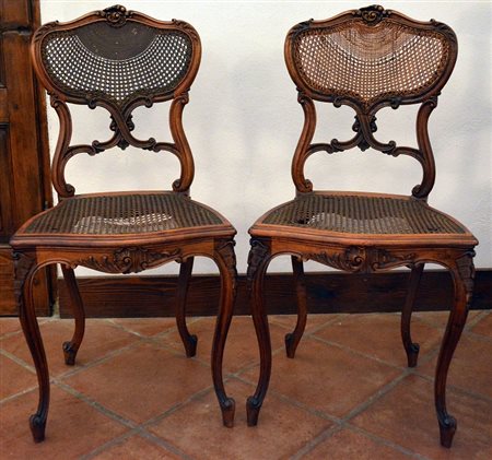 Coppia di seggioline Liberty in noce e paglia di vienna, difetti