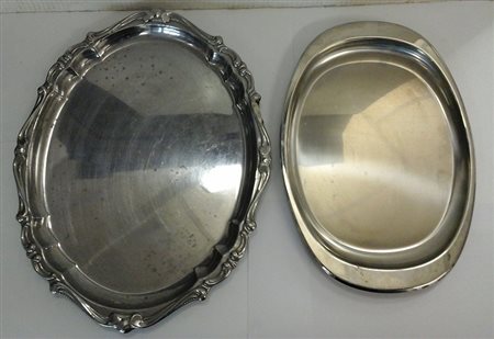 Due vassoi in acciaio di cui uno a profilo mosso cm.37x28,5 e uno Alessi...