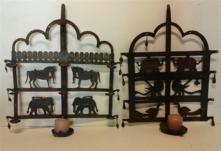 Due elementi decorativi portacandela in ferro cm.53x40 e 50x38