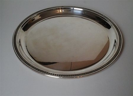 Vassoio rotondo in argento 800 (gr.820) con bordo decorato diametro cm.35