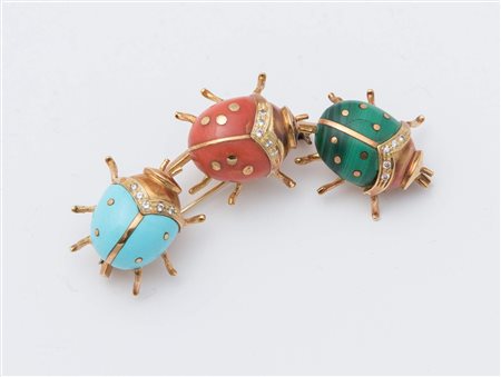 SPILLA in oro giallo 18K, realizzata come un tralcio decorato da tre...