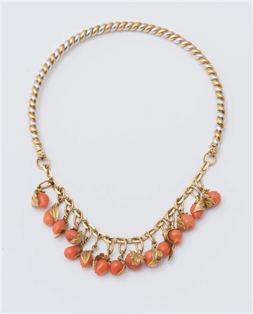 COLLANA IN ORO E CORALLI In oro giallo e bianco, con segmento posteriore...