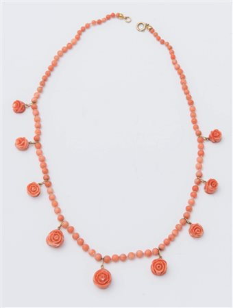 COLLANA IN ORO E CORALLI realizzata ad una fila a digradare di sfere di...