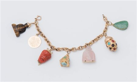 BRACCIALE CON CHARMS. In oro giallo, con charms pendenti in materiali...