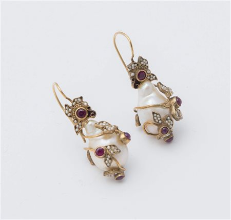 ORECCHINI CON PERLE BAROCCHE ciascuno realizzato con perla barocca pendente...