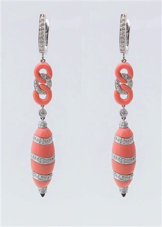 ORECCHINI CON SMALTI E DIAMANTI Ciascuno realizzato come un pendente in oro...