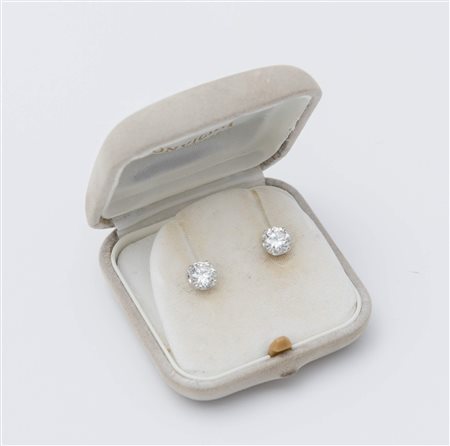 ORECCHINI CON DIAMANTI. Ciascuno realizzato con diamante rotondo a brillante...