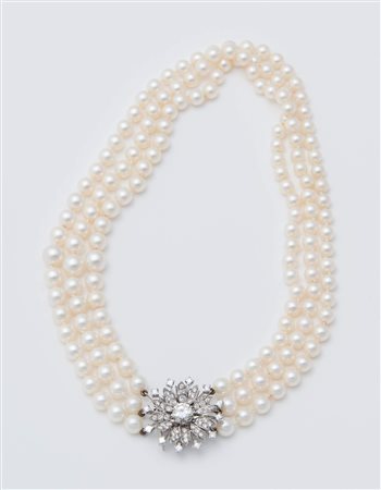 COLLANA IN PERLE, ORO 18K E DIAMANTI a tre fili di perle coltivate di acqua...