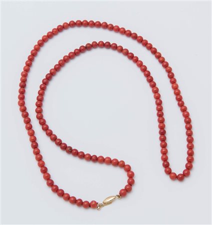COLLANA DI CORALLO realizzata ad una fila di sfere omogenee di corallo rosso...