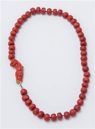 COLLANA IN CORALLO ad un filo di barilotti di corallo rosso, fermezza con...