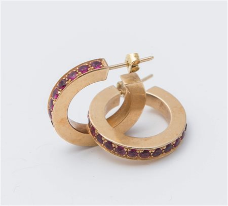 ORECCHINI IN ORO E RUBINI in oro giallo 18K, ciascuno realizzato come un...