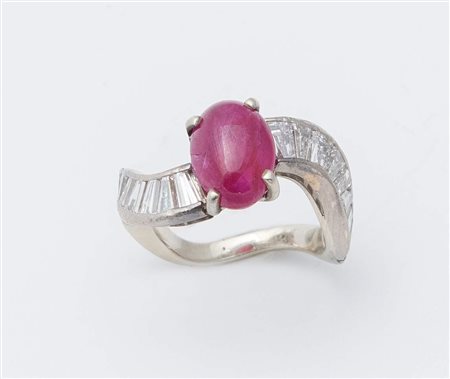 ANELLO CON RUBINO CABOCHON E DIAMANTI in oro bianco 18K, gambo di linea...