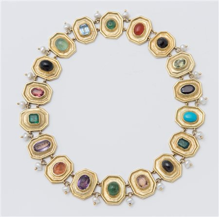 COLLANA IN ORO GIALLO cesellata a sbalzo, realizzata ad una fila di diciotto...