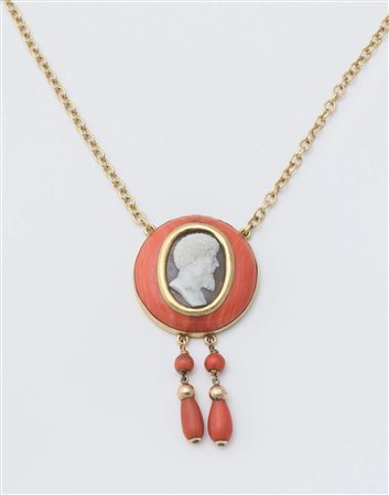 COLLANA CON CAMEO, ORO E CORALLI con catena sottile in oro giallo 18K,...