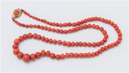 COLLANA IN ORO E CORALLI ad una fila di barilotti digradanti di corallo...