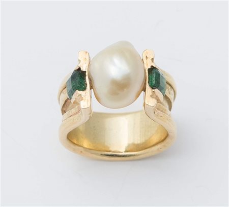 ANELLO IN ORO, PERLA COLTIVATA E SMERALDI realizzato come una fascia...