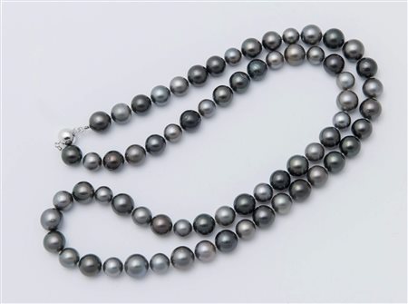 COLLANA IN PERLE NERE DI TAHITI. Lunga collana ad un filo di perle nere...