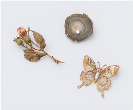 TAGLIABUE, Milano. TRE SPILLE in oro giallo 18K, perle coltivate, diamanti e...