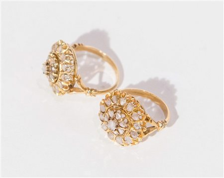 DUE ANELLI IN ORO GIALLO 18K E ROSE DI DIAMANTE. Ciascuno realizzato come una...