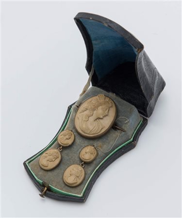 PARURE IN PIETRA LAVICA costituita da spilla e orecchini pendenti con camei...