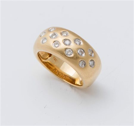 ANELLO IN ORO E DIAMANTI realizzato come una fascia bombata in oro giallo 18K...