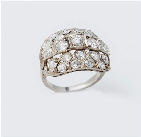 ANELLO IN ORO BIANCO 18K E DIAMANTI modellato come una fascia traforata e...