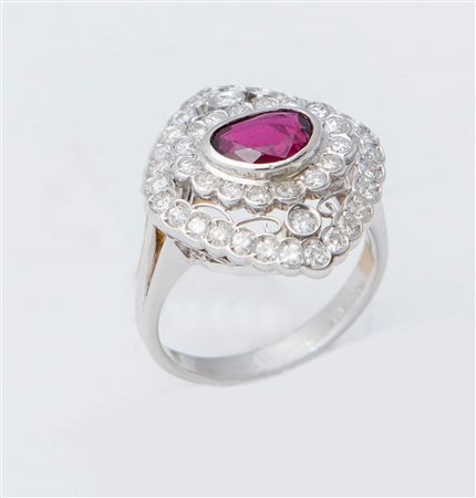 ANELLO CON RUBINO E DIAMANTI in oro bianco 18K, con rubino sfaccettato a...