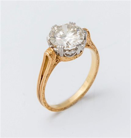 ANELLO CON DIAMANTE SOLITARIO in oro giallo e bianco 18K inciso e traforato,...
