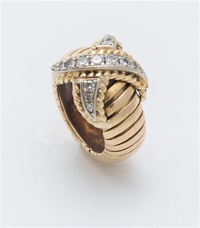 ANELLO IN ORO GIALLO 18K E DIAMANTI en suite con la collana lotto 2....