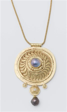 COLLANA IN ORO GIALLO, DIAMANTI E PERLE con catena sottile e grande pendente...