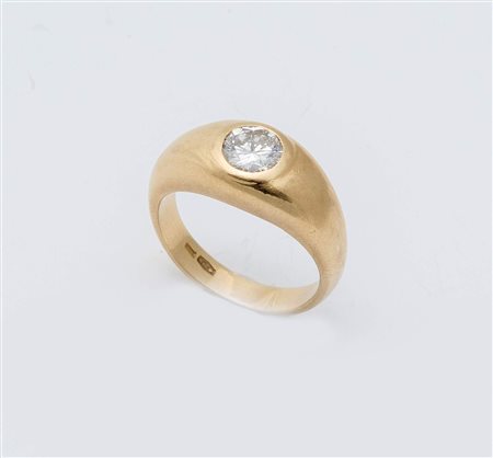 ANELLO MASCHILE CON DIAMANTE SOLITARIO in oro giallo 18K, centrato da...