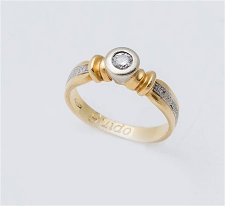 ANELLO IN ORO CON DIAMANTE in oro bianco e giallo 18K, centrato da diamante...