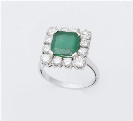 ANELLO CON SMERALDO E DIAMANTI In oro bianco 18K, con smeraldo ottagonale...