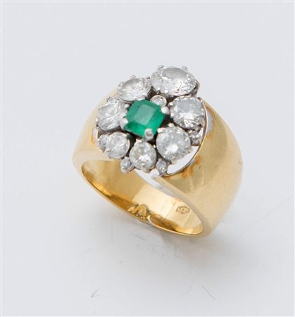 ANELLO CON SMERALDO E DIAMANTI In oro giallo e bianco 18K, con smeraldo...