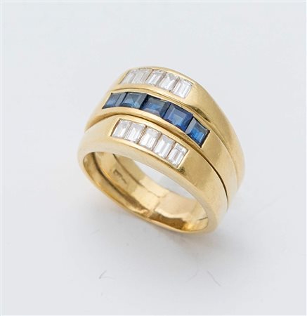 ANELLO CON ZAFFIRI E DIAMANTI in oro giallo 18K, realizzato a tre partizioni...