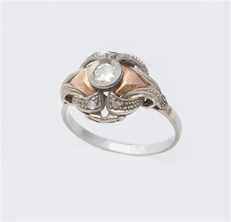 ANELLO IN ORO E DIAMANTI in oro bianco e rosa 18K, decorato con diamante a...