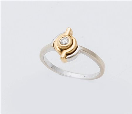ANELLO IN ORO E DIAMANTE in oro giallo e bianco 18K, di linea sinuosa,...