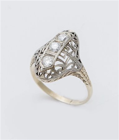 ANELLO ANTICO IN ORO E DIAMANTI in oro bianco 18K, realizzato come una...