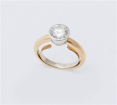 ANELLO CON DIAMANTE SOLITARIO in oro bianco e giallo 18K, con diamante...