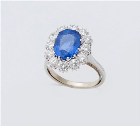 ANELLO CON ZAFFIRO E DIAMANTI in oro bianco 18K, con zaffiro naturale entro...