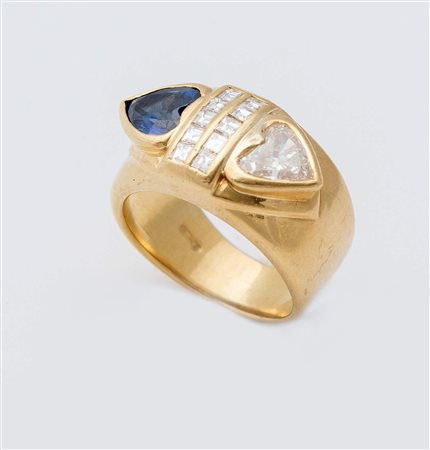 ANELLO CON ZAFFIRO E DIAMANTI realizzato come una fascia in oro giallo 18K...