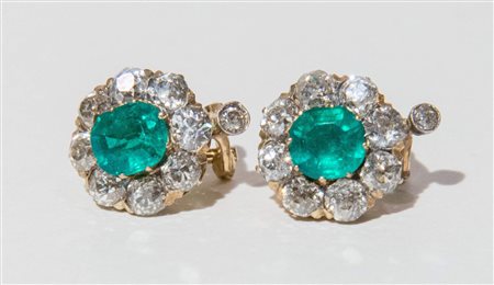 ORECCHINI IN ORO 18K CON SMERALDI E DIAMANTI ciascuno realizzato come una...