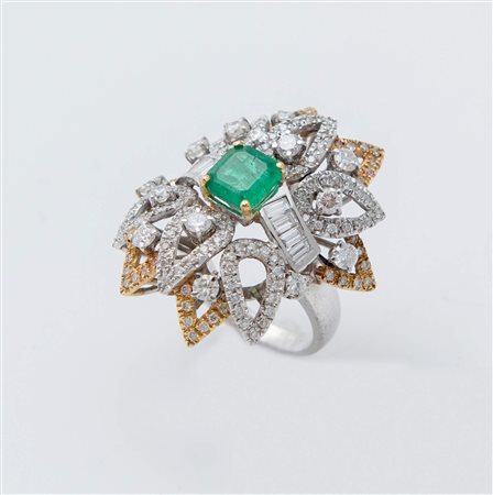 GRANDE ANELLO CON SMERALDO E DIAMANTI in oro bianco e giallo, realizzato con...