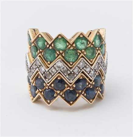 TRE ANELLI CON DIAMANTI, ZAFFIRI E SMERALDI in oro 18K, ciascuno realizzato...
