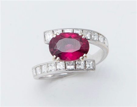 ANELLO CON TORMALINA E DIAMANTI in oro bianco 18K, gambo di linea sinuosa...