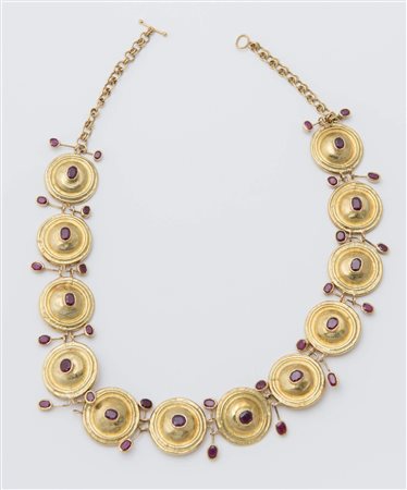 COLLANA IN ORO E RUBINI in oro giallo 18K, realizzata a una fila di formelle...