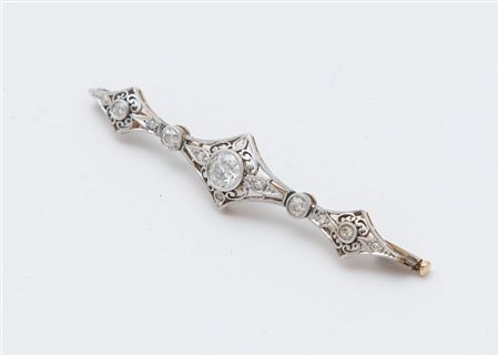 SPILLA IN ORO BIANCO 18K E DIAMANTI disegnata come una barretta traforata a...