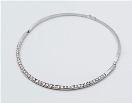 COLLIER IN ORO E DIAMANTI in oro bianco 18K, semirigido, decorato...